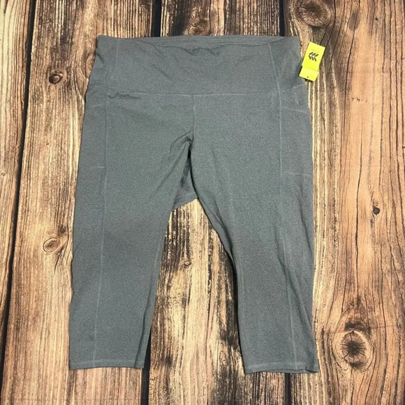 NWT All In Motion Women's 3XL Gray Cropped Leggings High Waist‎ Activewear - Picture 1 of 4